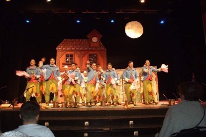 Carnaval histórico en el Cervantes. La final que se vivió en el teatro con intensidad trasladó la fiesta a la calle.