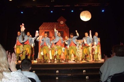 Carnaval histórico en el Cervantes. La final que se vivió en el teatro con intensidad trasladó la fiesta a la calle.