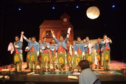 Carnaval histórico en el Cervantes. La final que se vivió en el teatro con intensidad trasladó la fiesta a la calle.
