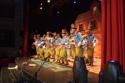 Carnaval histórico en el Cervantes. La final que se vivió en el teatro con intensidad trasladó la fiesta a la calle.