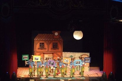Carnaval histórico en el Cervantes. La final que se vivió en el teatro con intensidad trasladó la fiesta a la calle.