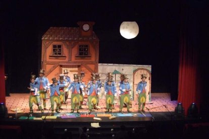 Carnaval histórico en el Cervantes. La final que se vivió en el teatro con intensidad trasladó la fiesta a la calle.
