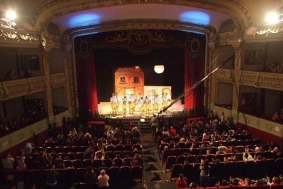 Carnaval histórico en el Cervantes. La final que se vivió en el teatro con intensidad trasladó la fiesta a la calle.