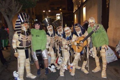 Carnaval histórico en el Cervantes. La final que se vivió en el teatro con intensidad trasladó la fiesta a la calle.