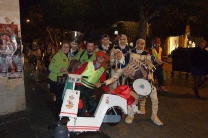 Carnaval histórico en el Cervantes. La final que se vivió en el teatro con intensidad trasladó la fiesta a la calle.