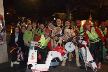 Carnaval histórico en el Cervantes. La final que se vivió en el teatro con intensidad trasladó la fiesta a la calle.