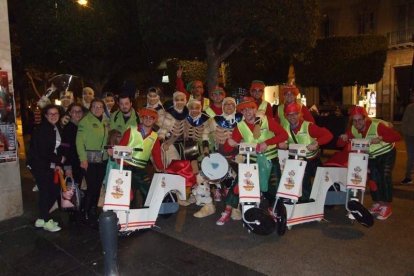 Carnaval histórico en el Cervantes. La final que se vivió en el teatro con intensidad trasladó la fiesta a la calle.