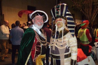 Carnaval histórico en el Cervantes. La final que se vivió en el teatro con intensidad trasladó la fiesta a la calle.