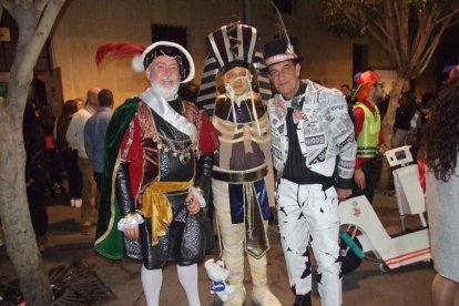 Carnaval histórico en el Cervantes. La final que se vivió en el teatro con intensidad trasladó la fiesta a la calle.