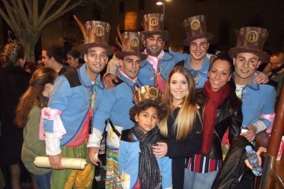 Carnaval histórico en el Cervantes. La final que se vivió en el teatro con intensidad trasladó la fiesta a la calle.