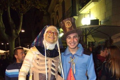 Carnaval histórico en el Cervantes. La final que se vivió en el teatro con intensidad trasladó la fiesta a la calle.