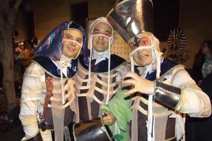 Carnaval histórico en el Cervantes. La final que se vivió en el teatro con intensidad trasladó la fiesta a la calle.