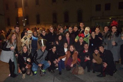 Carnaval histórico en el Cervantes. La final que se vivió en el teatro con intensidad trasladó la fiesta a la calle.