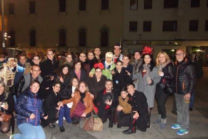 Carnaval histórico en el Cervantes. La final que se vivió en el teatro con intensidad trasladó la fiesta a la calle.