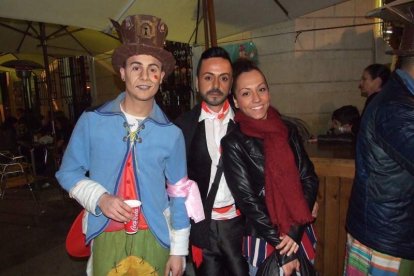 Carnaval histórico en el Cervantes. La final que se vivió en el teatro con intensidad trasladó la fiesta a la calle.