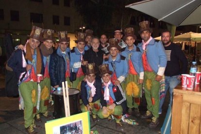 Carnaval histórico en el Cervantes. La final que se vivió en el teatro con intensidad trasladó la fiesta a la calle.