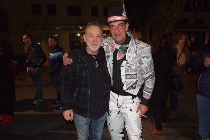 Carnaval histórico en el Cervantes. La final que se vivió en el teatro con intensidad trasladó la fiesta a la calle.