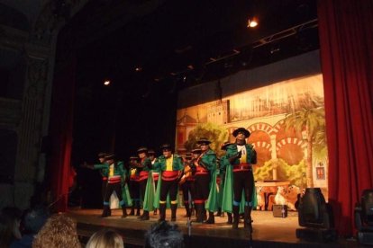 Carnaval histórico en el Cervantes. La final que se vivió en el teatro con intensidad trasladó la fiesta a la calle.