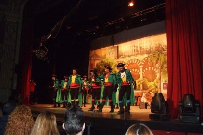 Carnaval histórico en el Cervantes. La final que se vivió en el teatro con intensidad trasladó la fiesta a la calle.