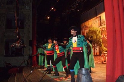 Carnaval histórico en el Cervantes. La final que se vivió en el teatro con intensidad trasladó la fiesta a la calle.