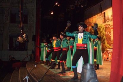 Carnaval histórico en el Cervantes. La final que se vivió en el teatro con intensidad trasladó la fiesta a la calle.