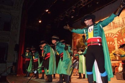 Carnaval histórico en el Cervantes. La final que se vivió en el teatro con intensidad trasladó la fiesta a la calle.