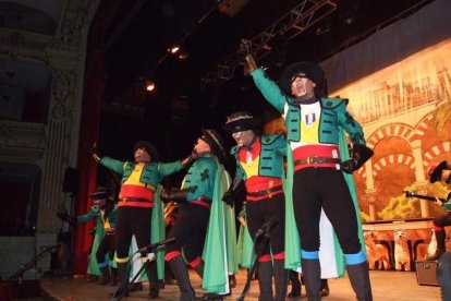 Carnaval histórico en el Cervantes. La final que se vivió en el teatro con intensidad trasladó la fiesta a la calle.