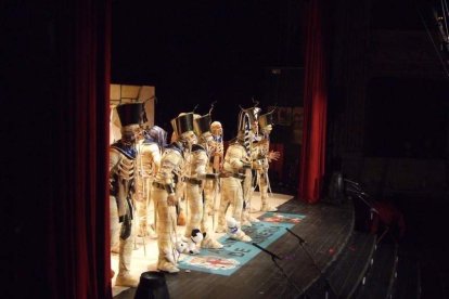 Carnaval histórico en el Cervantes. La final que se vivió en el teatro con intensidad trasladó la fiesta a la calle.