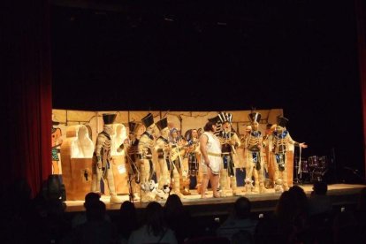 Carnaval histórico en el Cervantes. La final que se vivió en el teatro con intensidad trasladó la fiesta a la calle.