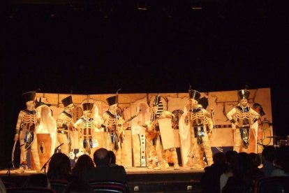 Carnaval histórico en el Cervantes. La final que se vivió en el teatro con intensidad trasladó la fiesta a la calle.