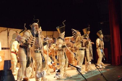Carnaval histórico en el Cervantes. La final que se vivió en el teatro con intensidad trasladó la fiesta a la calle.