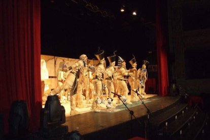 Carnaval histórico en el Cervantes. La final que se vivió en el teatro con intensidad trasladó la fiesta a la calle.