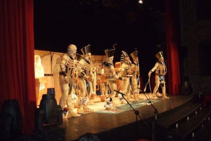 Carnaval histórico en el Cervantes. La final que se vivió en el teatro con intensidad trasladó la fiesta a la calle.