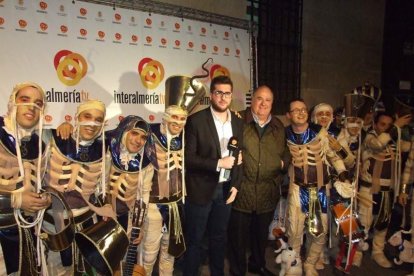 Carnaval histórico en el Cervantes. La final que se vivió en el teatro con intensidad trasladó la fiesta a la calle.