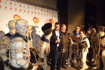 Carnaval histórico en el Cervantes. La final que se vivió en el teatro con intensidad trasladó la fiesta a la calle.