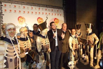 Carnaval histórico en el Cervantes. La final que se vivió en el teatro con intensidad trasladó la fiesta a la calle.