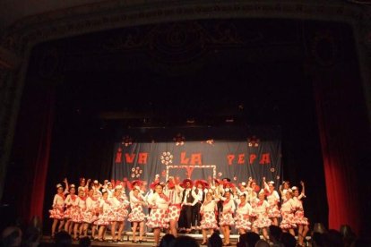 Carnaval histórico en el Cervantes. La final que se vivió en el teatro con intensidad trasladó la fiesta a la calle.