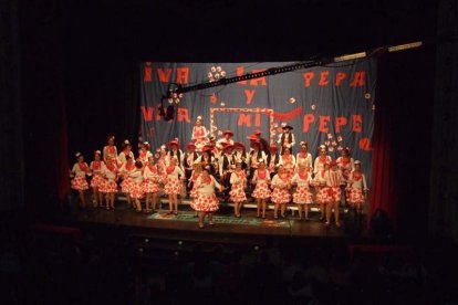 Carnaval histórico en el Cervantes. La final que se vivió en el teatro con intensidad trasladó la fiesta a la calle.