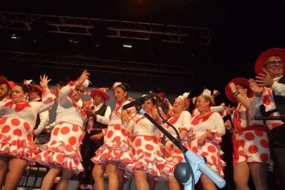 Carnaval histórico en el Cervantes. La final que se vivió en el teatro con intensidad trasladó la fiesta a la calle.