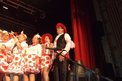 Carnaval histórico en el Cervantes. La final que se vivió en el teatro con intensidad trasladó la fiesta a la calle.