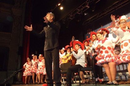 Carnaval histórico en el Cervantes. La final que se vivió en el teatro con intensidad trasladó la fiesta a la calle.