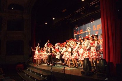 Carnaval histórico en el Cervantes. La final que se vivió en el teatro con intensidad trasladó la fiesta a la calle.