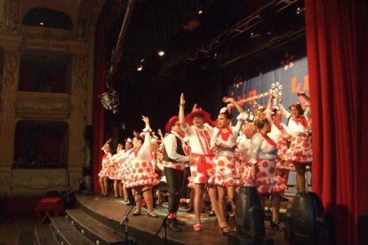 Carnaval histórico en el Cervantes. La final que se vivió en el teatro con intensidad trasladó la fiesta a la calle.
