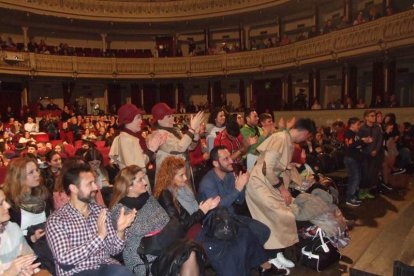 Carnaval histórico en el Cervantes. La final que se vivió en el teatro con intensidad trasladó la fiesta a la calle.
