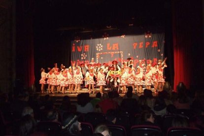 Carnaval histórico en el Cervantes. La final que se vivió en el teatro con intensidad trasladó la fiesta a la calle.