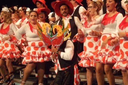 Carnaval histórico en el Cervantes. La final que se vivió en el teatro con intensidad trasladó la fiesta a la calle.