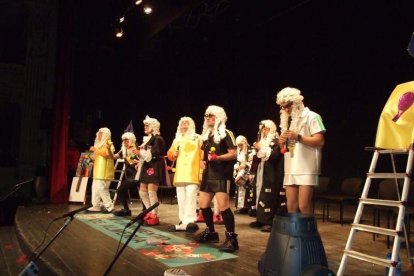 Carnaval histórico en el Cervantes. La final que se vivió en el teatro con intensidad trasladó la fiesta a la calle.