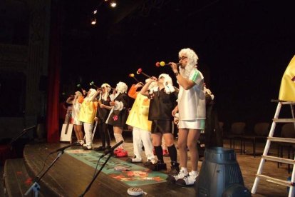 Carnaval histórico en el Cervantes. La final que se vivió en el teatro con intensidad trasladó la fiesta a la calle.