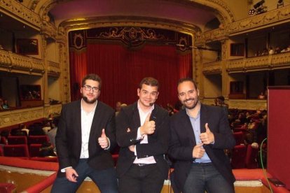 Carnaval histórico en el Cervantes. La final que se vivió en el teatro con intensidad trasladó la fiesta a la calle.