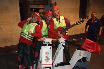 Carnaval histórico en el Cervantes. La final que se vivió en el teatro con intensidad trasladó la fiesta a la calle.
